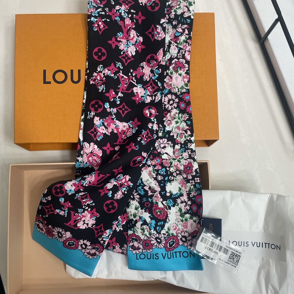 Beautiful Louis Vuitton. Never worn tags attached. Authentic - Picture 2 of 6